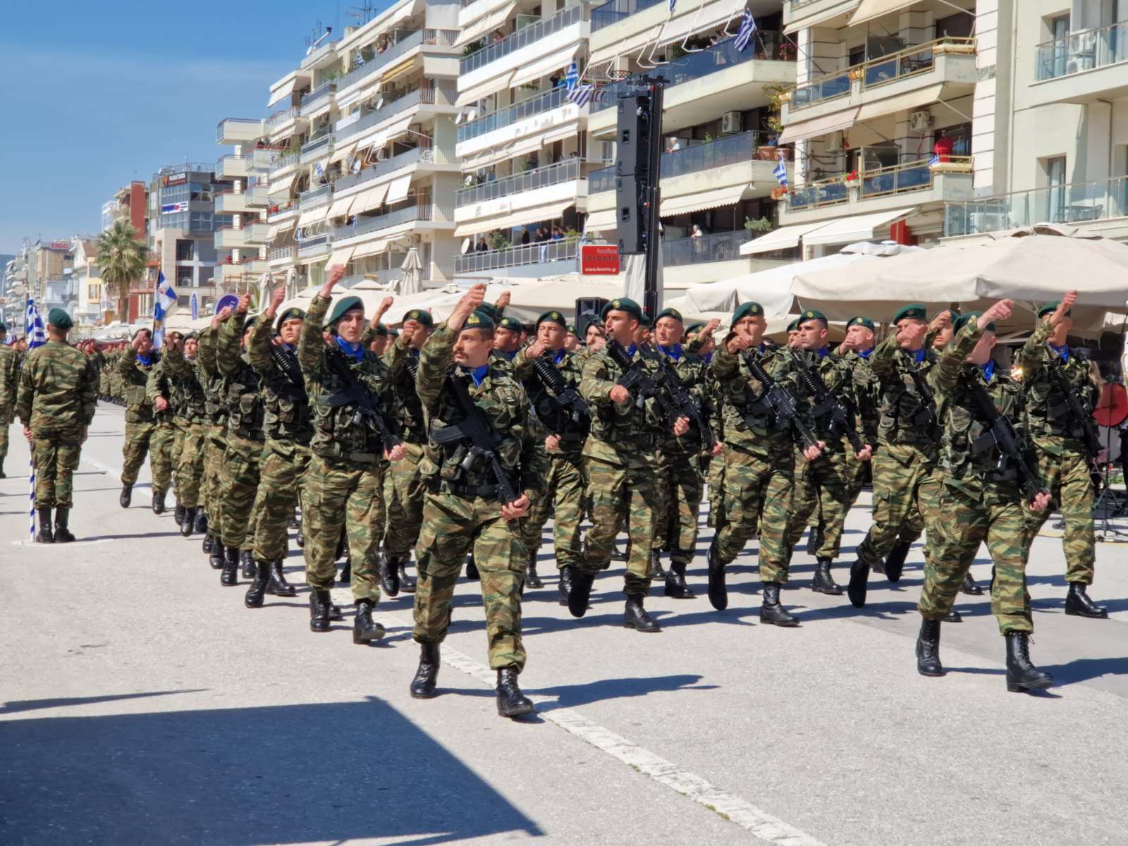 Βόλος: Εντυπωσιακή η παρέλαση στην παραλία της πόλης (φωτό)