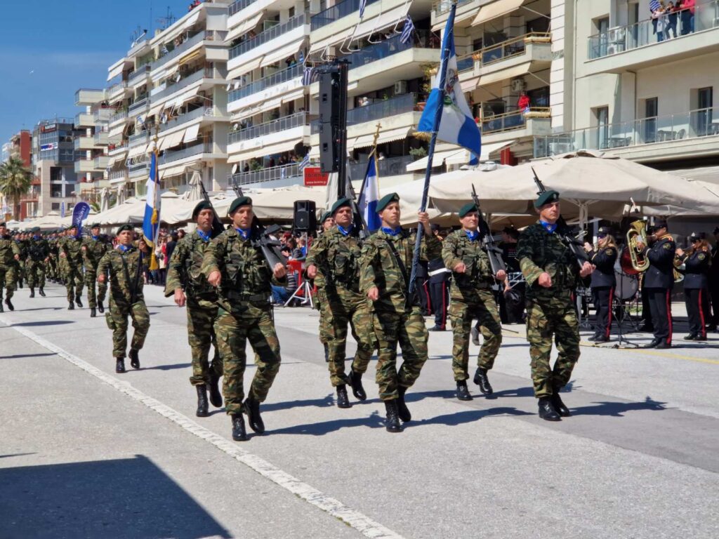Βόλος: Εντυπωσιακή η παρέλαση στην παραλία της πόλης (φωτό)