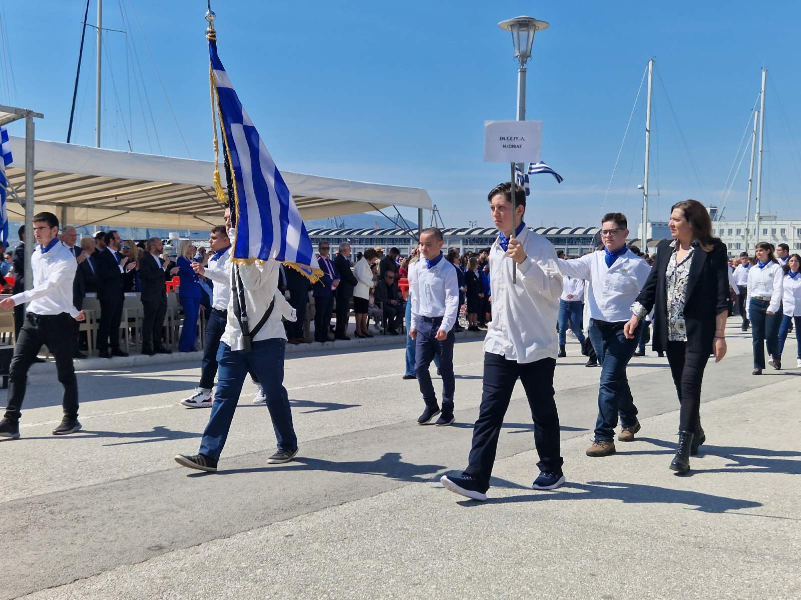Βόλος: Εντυπωσιακή η παρέλαση στην παραλία της πόλης (φωτό)