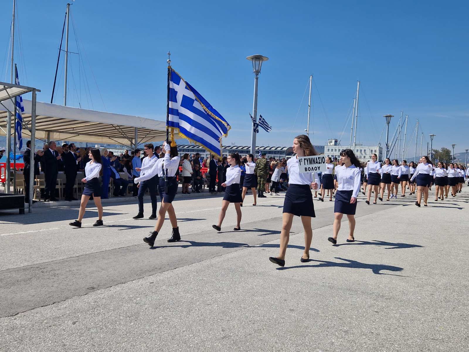 Βόλος: Εντυπωσιακή η παρέλαση στην παραλία της πόλης (φωτό)