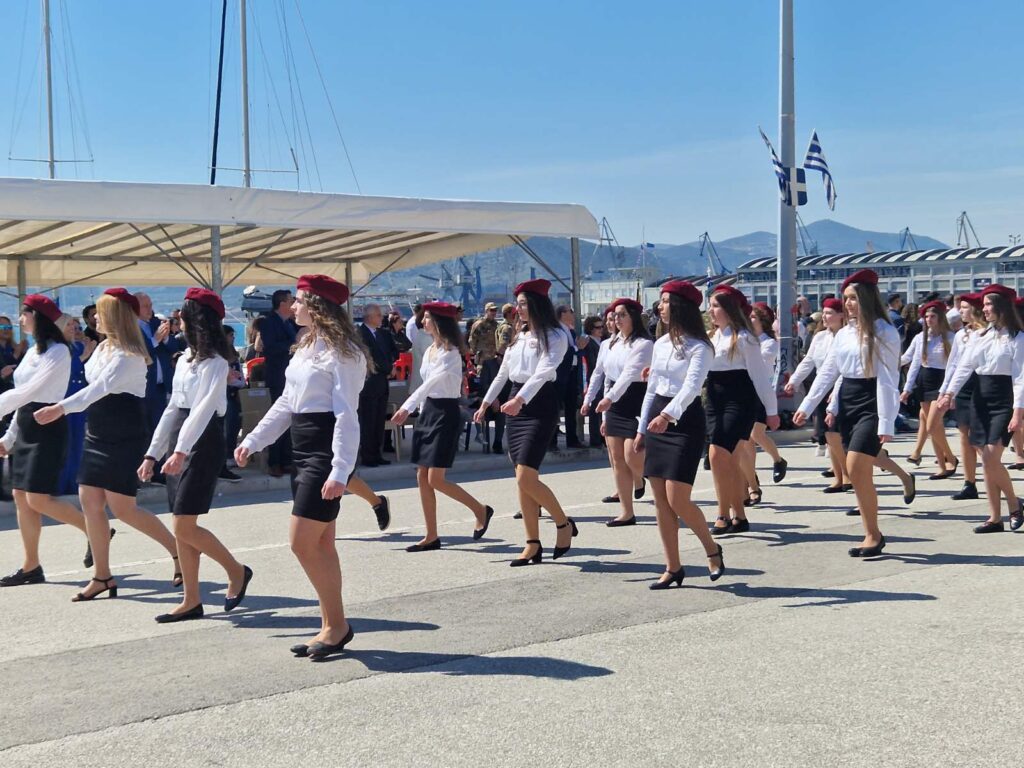 Βόλος: Εντυπωσιακή η παρέλαση στην παραλία της πόλης (φωτό)