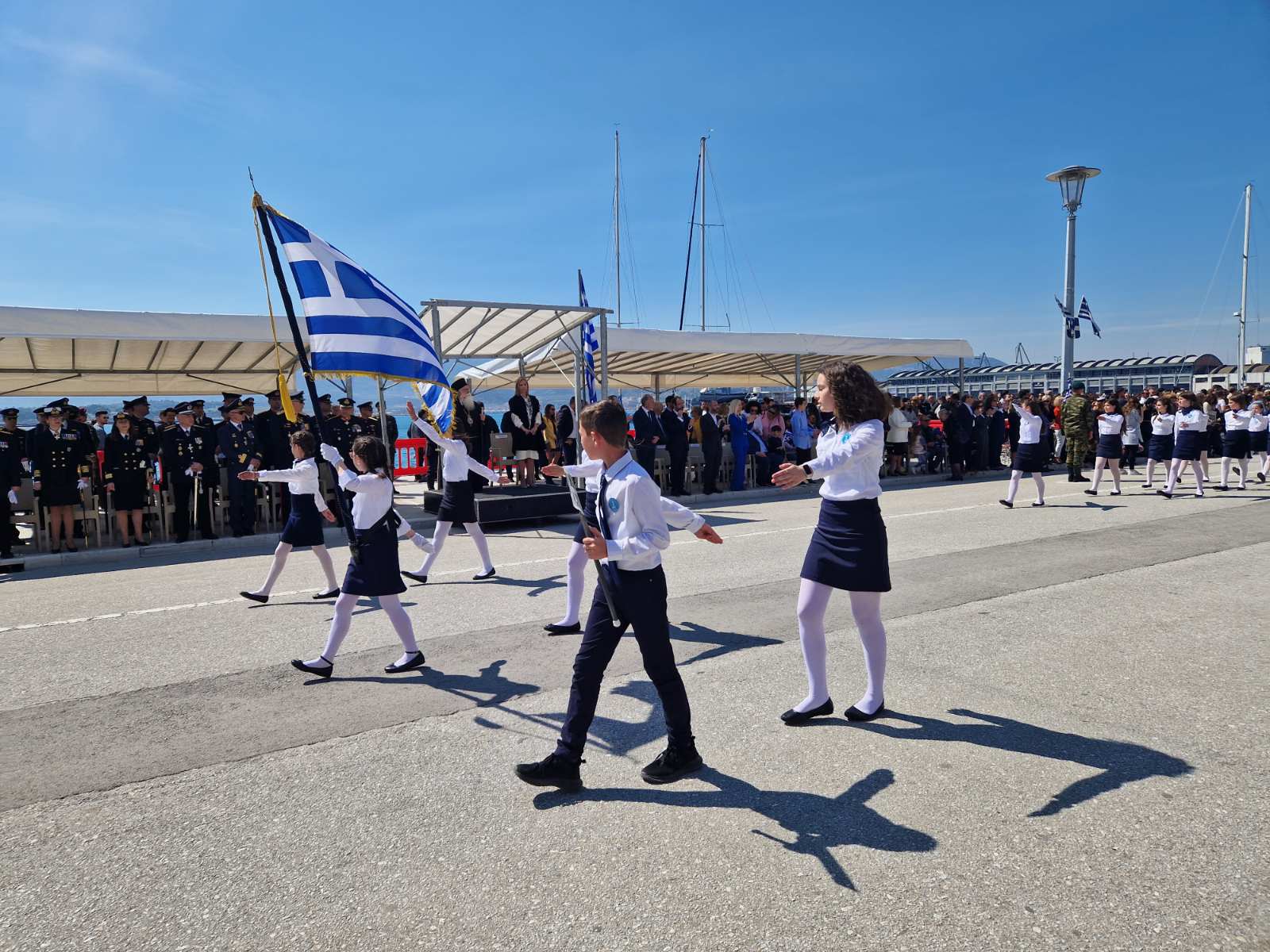 Βόλος: Εντυπωσιακή η παρέλαση στην παραλία της πόλης (φωτό)