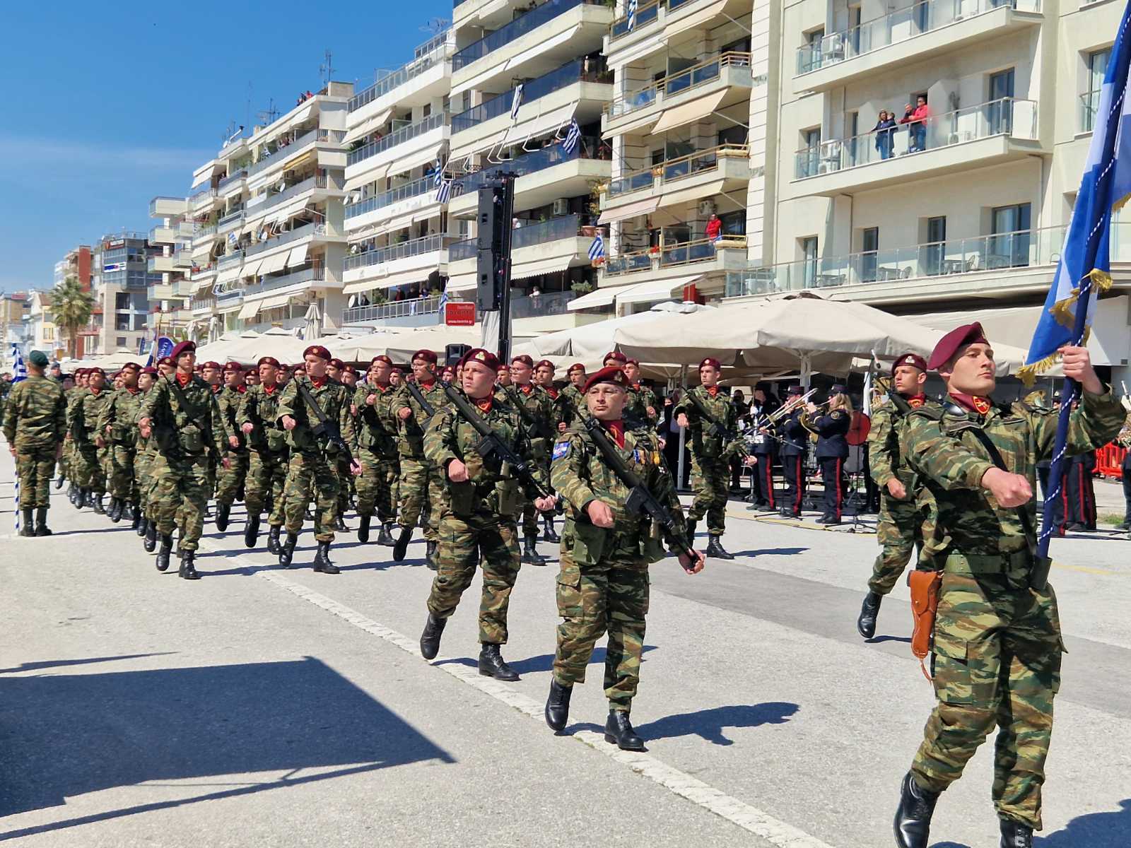 Βόλος: Εντυπωσιακή η παρέλαση στην παραλία της πόλης (φωτό)