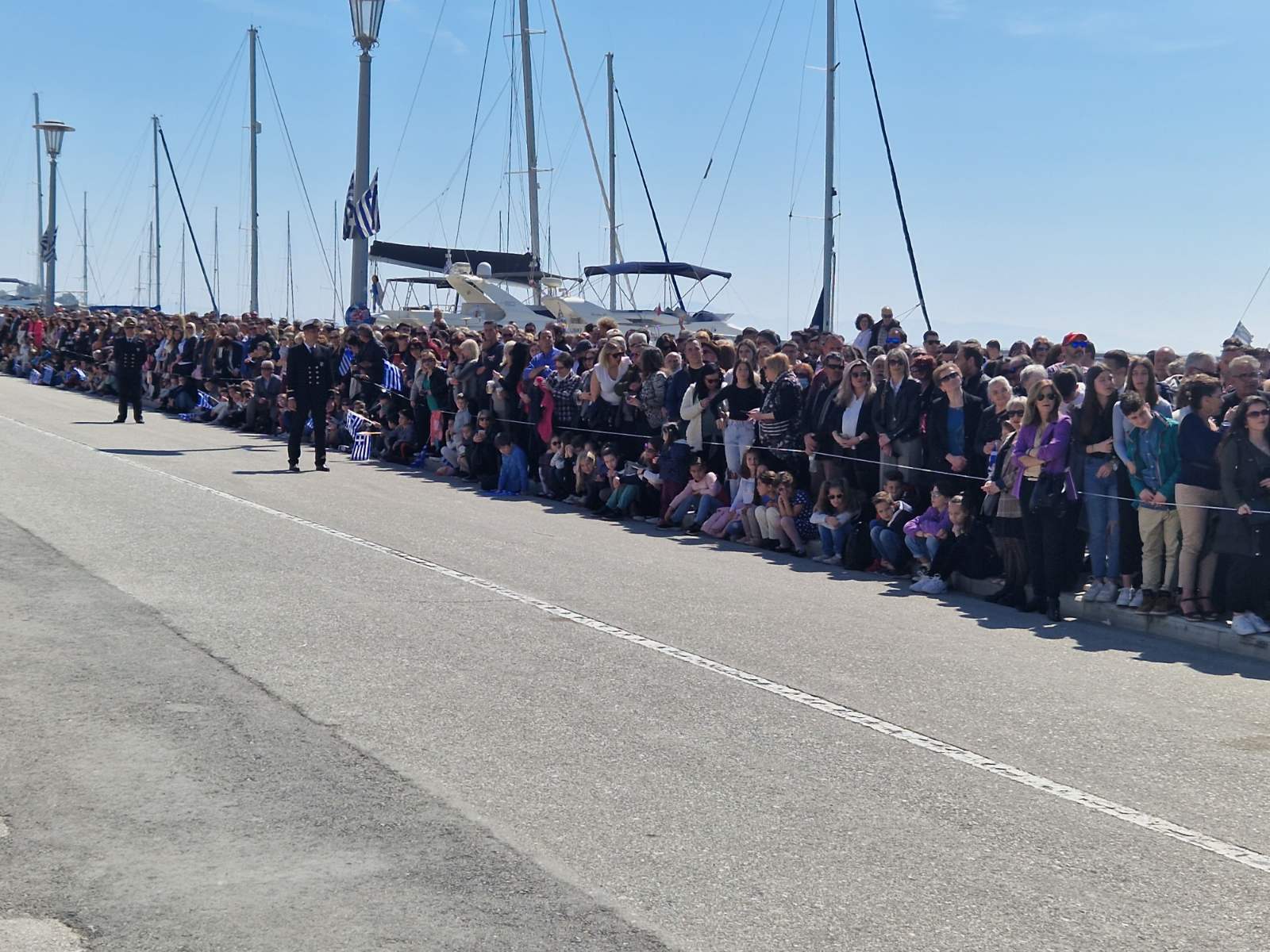 Βόλος: Εντυπωσιακή η παρέλαση στην παραλία της πόλης (φωτό)