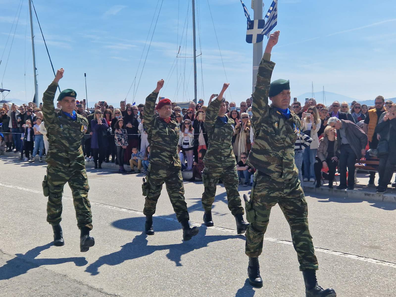 Βόλος: Εντυπωσιακή η παρέλαση στην παραλία της πόλης (φωτό)