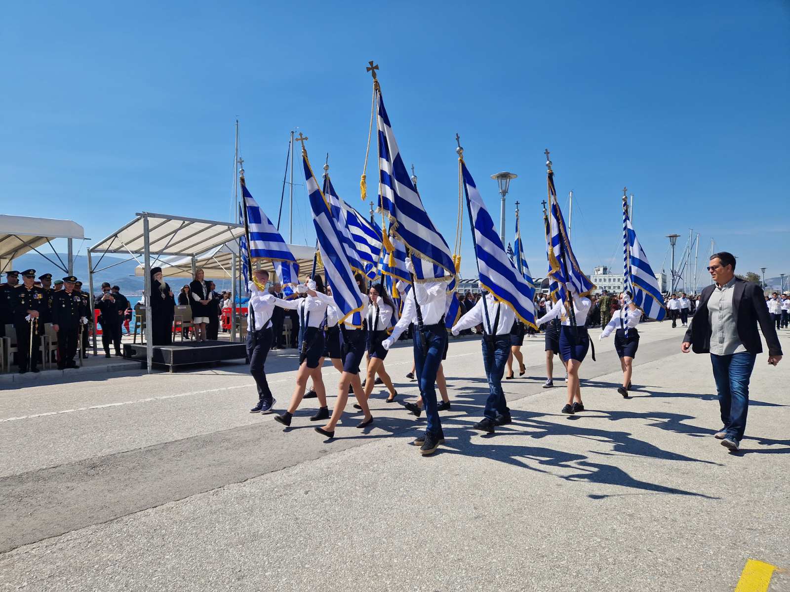 Βόλος: Εντυπωσιακή η παρέλαση στην παραλία της πόλης (φωτό)