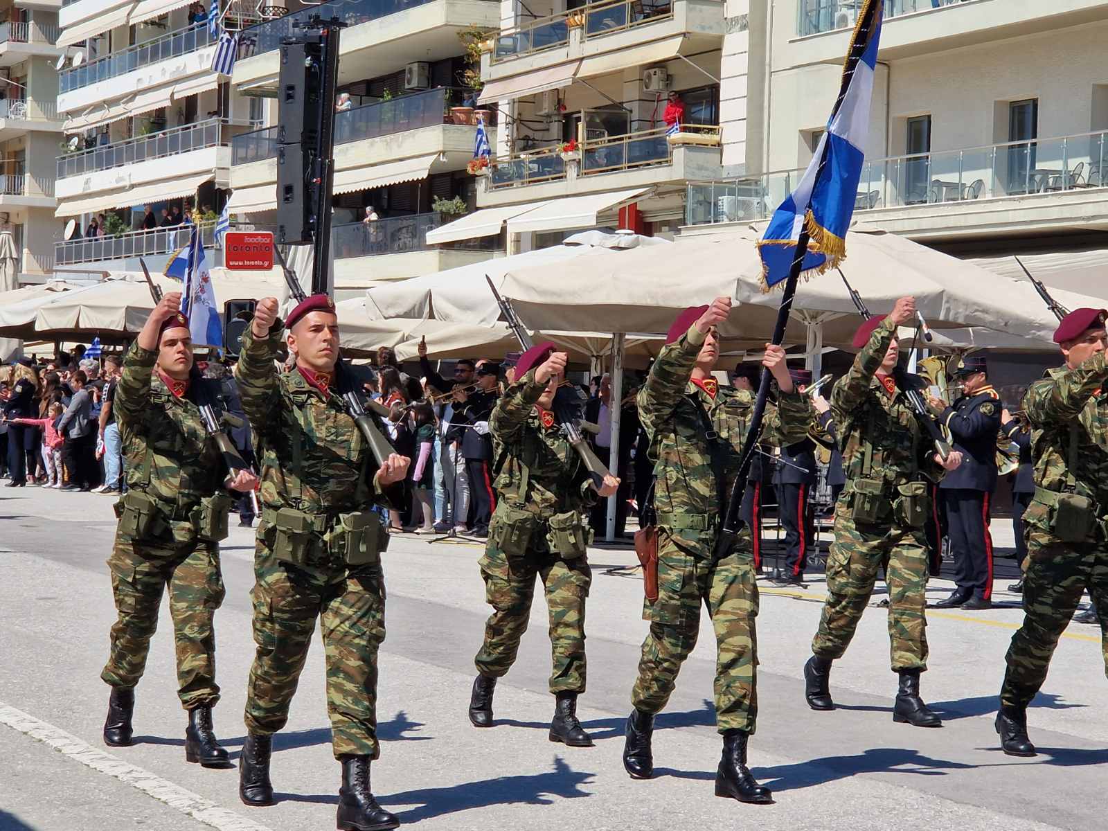Βόλος: Εντυπωσιακή η παρέλαση στην παραλία της πόλης (φωτό)