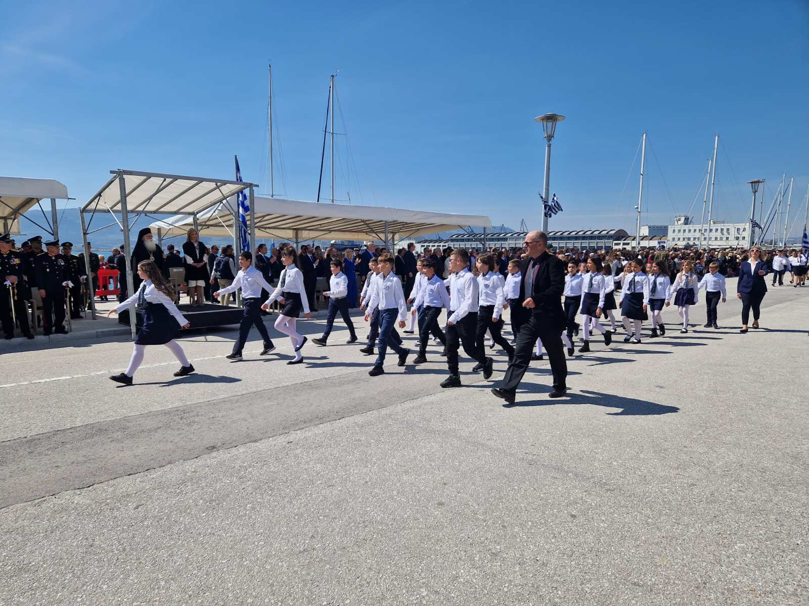 Βόλος: Εντυπωσιακή η παρέλαση στην παραλία της πόλης (φωτό)