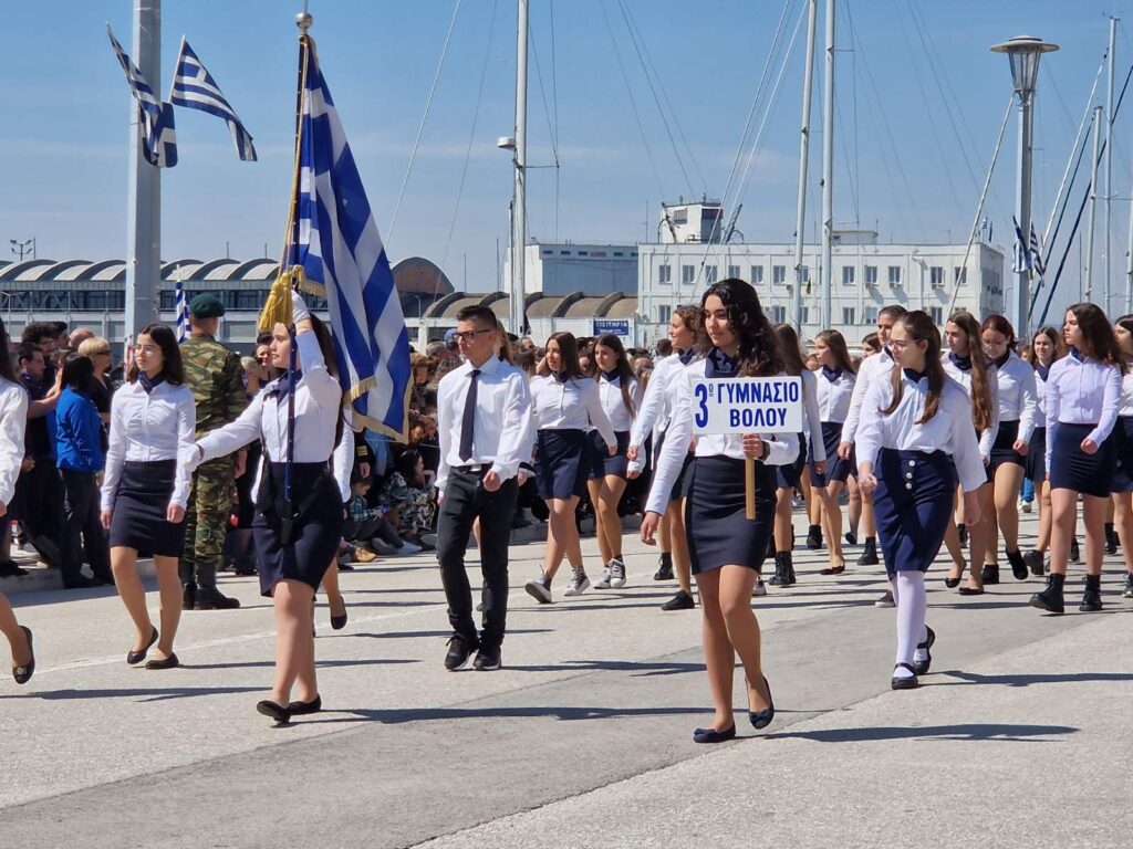 Βόλος: Εντυπωσιακή η παρέλαση στην παραλία της πόλης (φωτό)