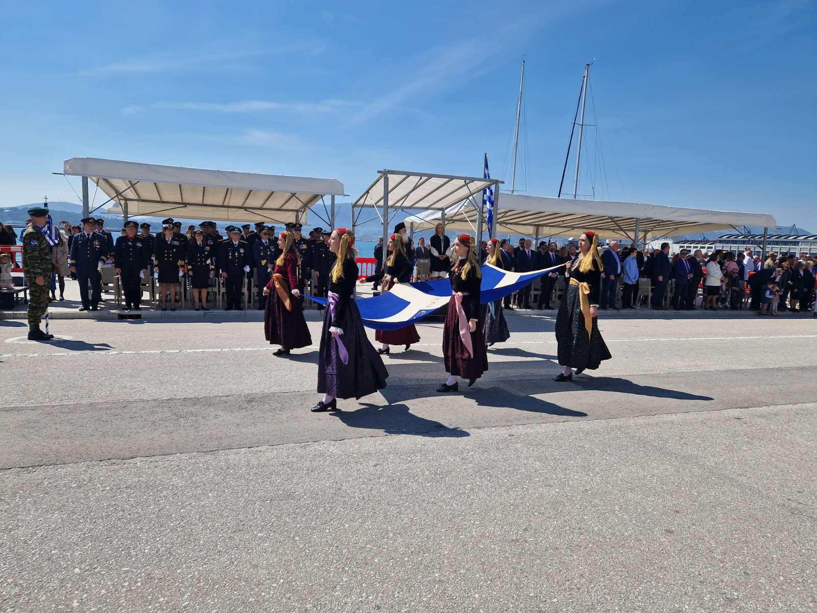 Βόλος: Εντυπωσιακή η παρέλαση στην παραλία της πόλης (φωτό)