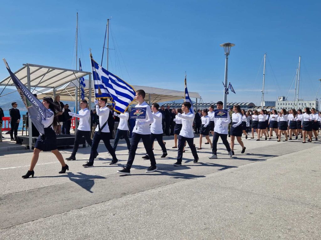 Βόλος: Εντυπωσιακή η παρέλαση στην παραλία της πόλης (φωτό)