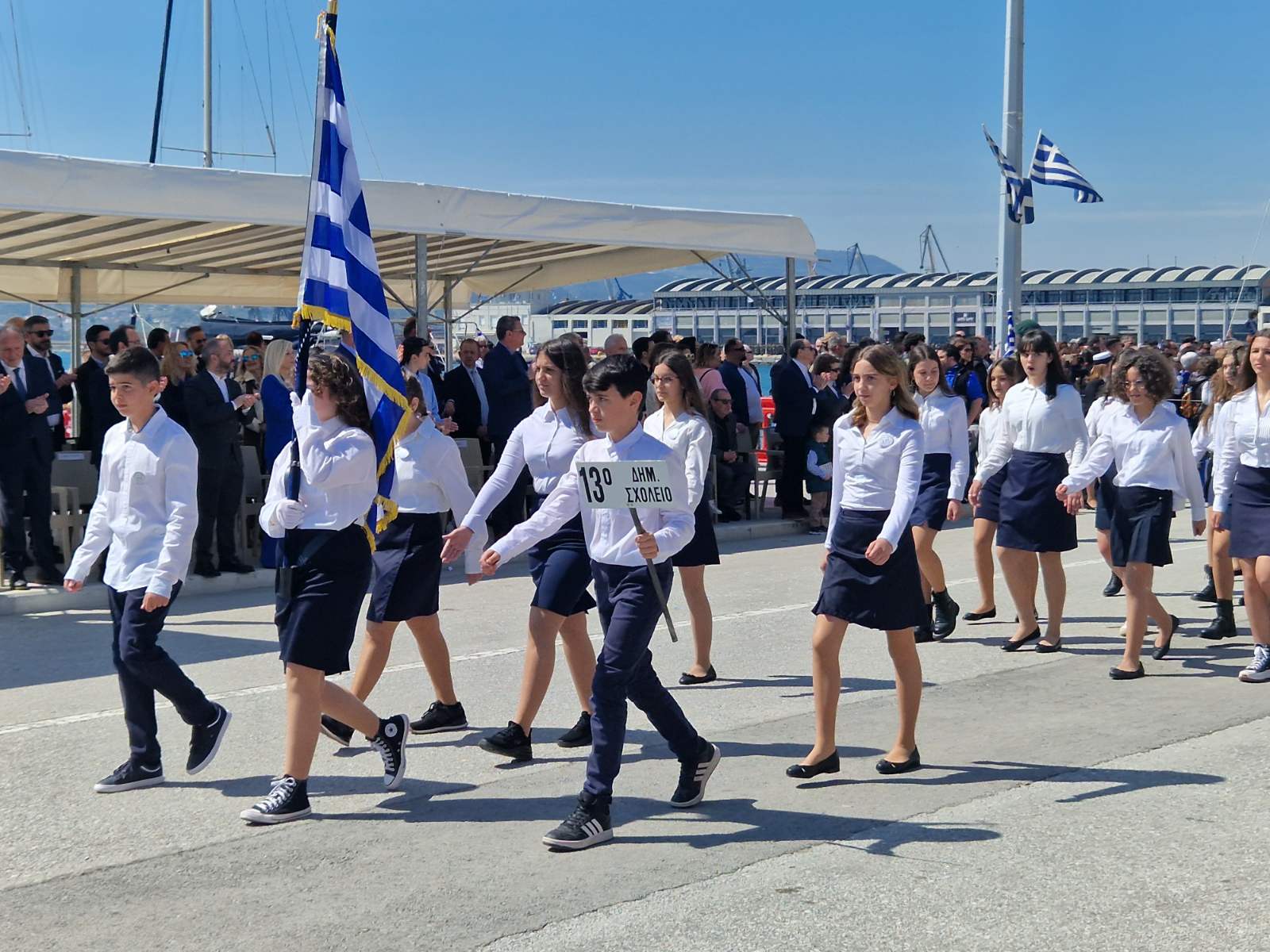 Βόλος: Εντυπωσιακή η παρέλαση στην παραλία της πόλης (φωτό)