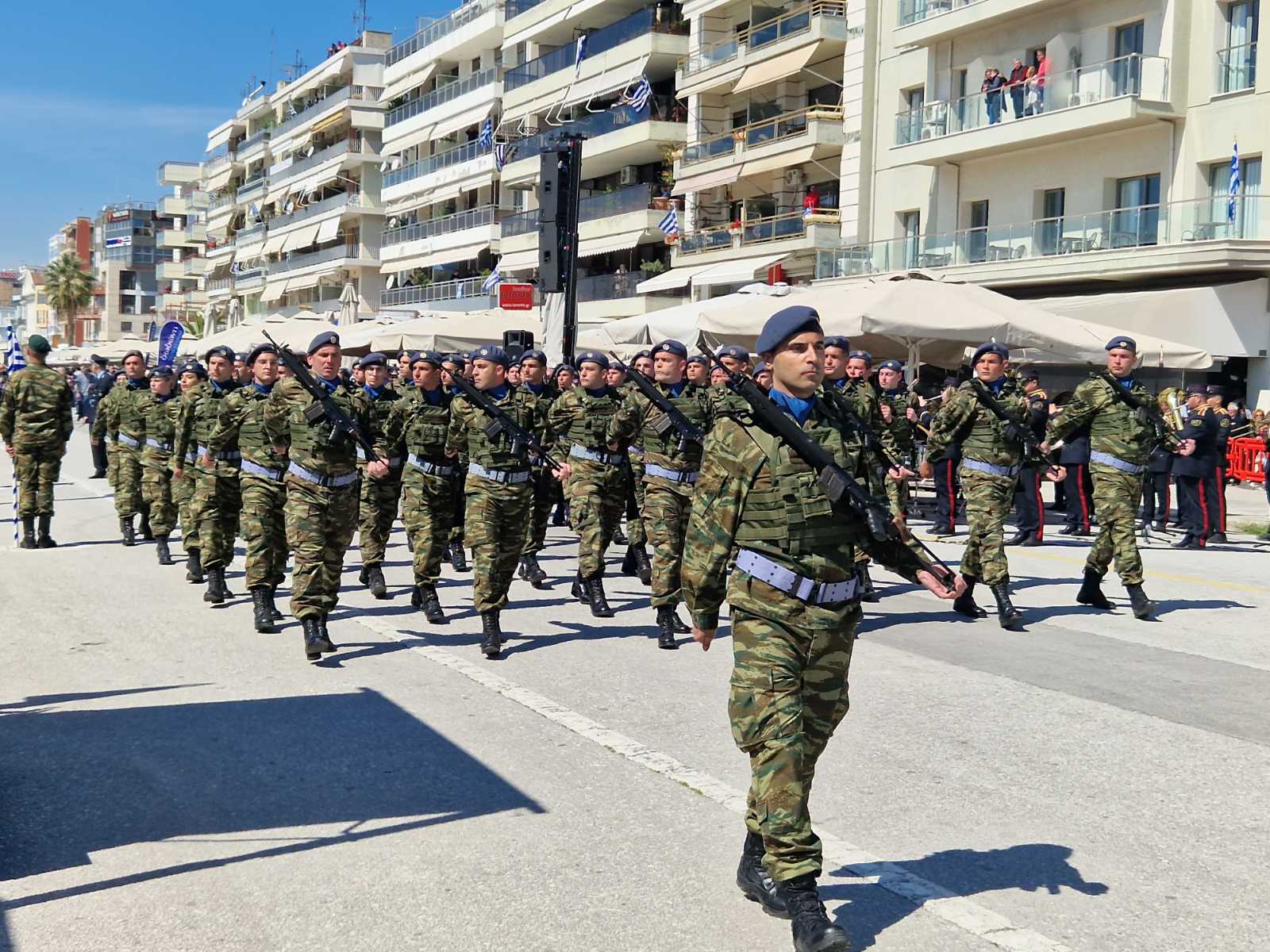 Βόλος: Εντυπωσιακή η παρέλαση στην παραλία της πόλης (φωτό)