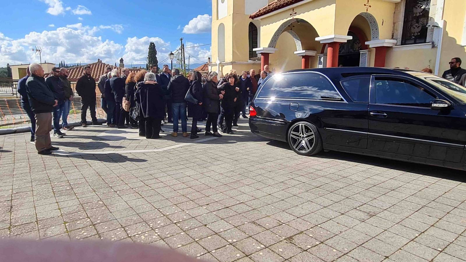 Αμφιθέα Μεσσήνης: Σε κλίμα οδύνης η κηδεία του 52χρονου που βρισκόταν στο μοιραίο τρένο στα Τέμπη