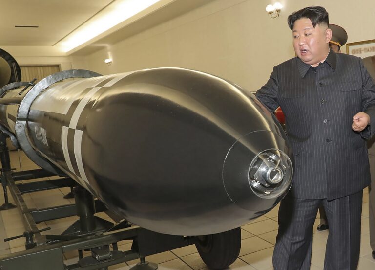 Β. Κορέα: Ο Κιμ Γιονγκ Ουν ζήτησε περισσότερο “στρατιωτικό πυρηνικό υλικό” ενώ ο στρατός δοκιμάζει πυρηνοκίνητο drone