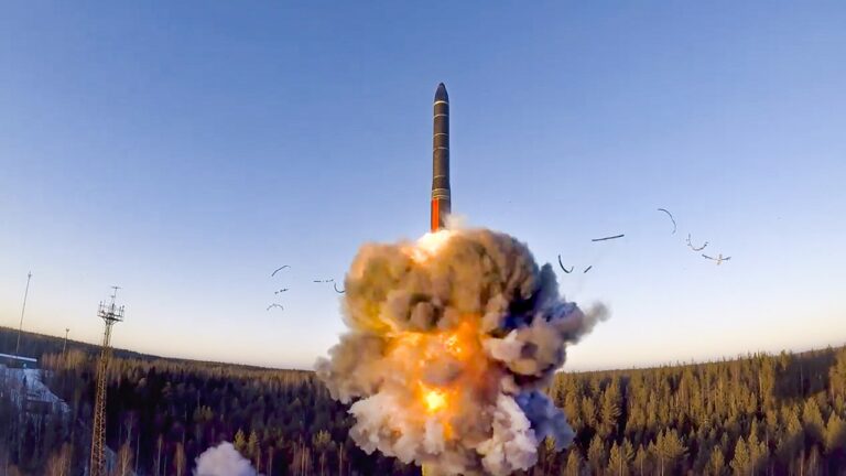 Ρωσία: Νέα «πυρά» Μεντβέντεφ στο ΝΑΤΟ και προειδοποιήσεις για πυρηνική σύγκρουση στον κόσμο