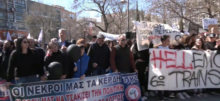 Στους δρόμους χιλιάδες πολίτες της περιφέρειας για το τραγικό δυστύχημα στα Τέμπη