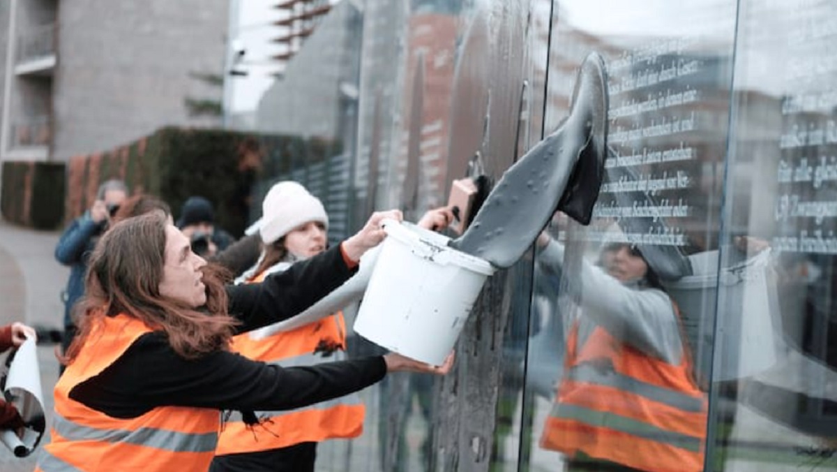 Γερμανία: Mαύρο υγρό στο μνημείο του Συντάγματος από ακτιβιστές για το κλίμα