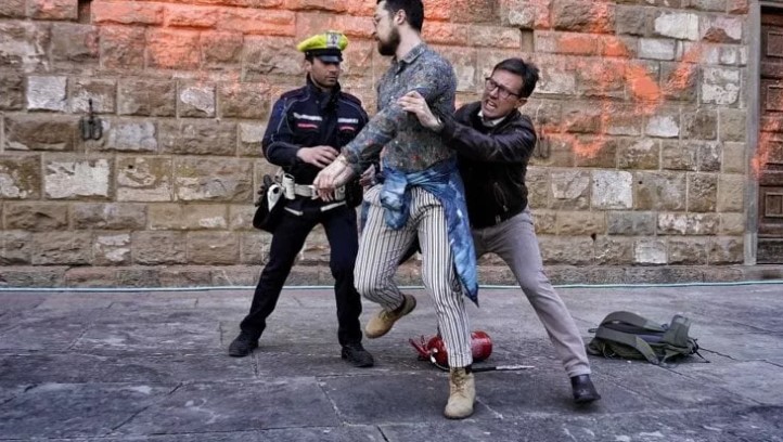 Φλωρεντία: Ομάδα ακτιβιστών λερώνει με μπογιά τοίχο του Παλάτσο Βέκιο