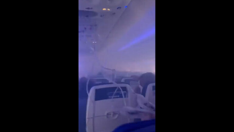 Κούβα: Αναγκαστική προσγείωση αεροσκάφους – Έπιασε φωτιά κινητήρας, γέμισε καπνούς η άτρακτος (video)