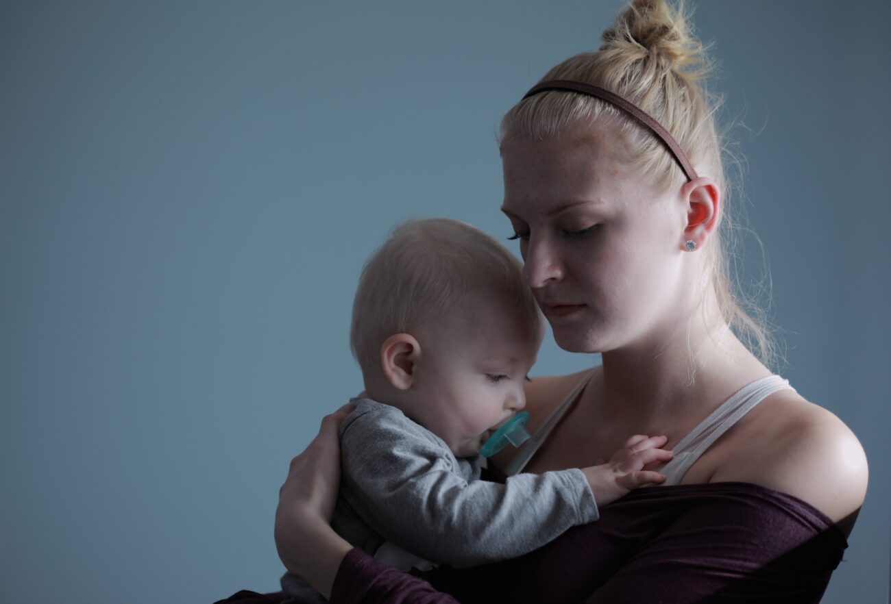 Επιλόχειος κατάθλιψη: Τα σημάδια και η διαφορά από τα baby blues