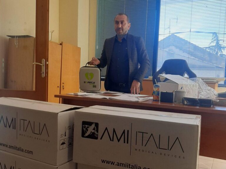 Φορητούς απινιδωτές παρέδωσε σε αθλητικούς συλλόγους και αγροτικά ιατρεία ο Δήμος Λαγκαδά
