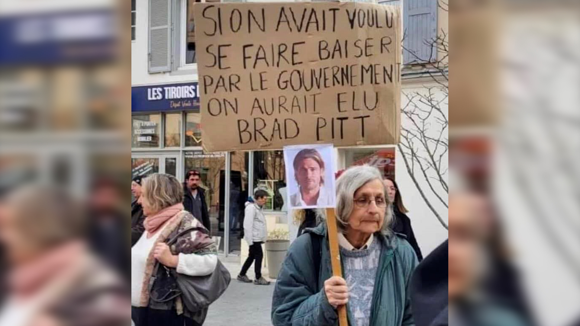 Γυναίκα στη Γαλλία κρατούσε πλακάτ που έγραφε: «Αν θέλαμε να μας γ****ει η κυβέρνηση θα ψηφίζαμε τον Μπραντ Πιτ»