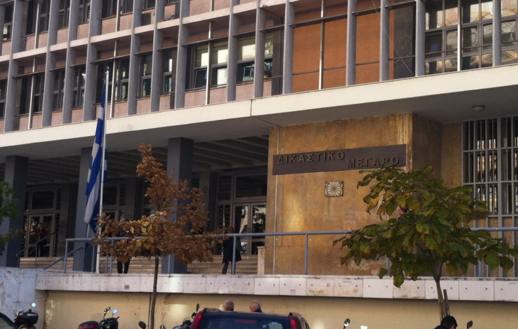 Θεσσαλονίκη: Σε εξέλιξη η δίκη του 23χρονου πατροκτόνου