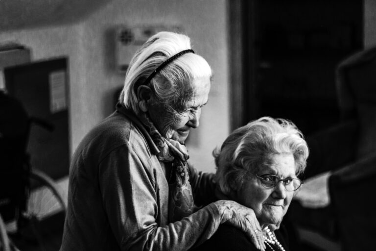 Οι ηλικιωμένοι με συχνές κοινωνικές επαφές ζουν περισσότερο