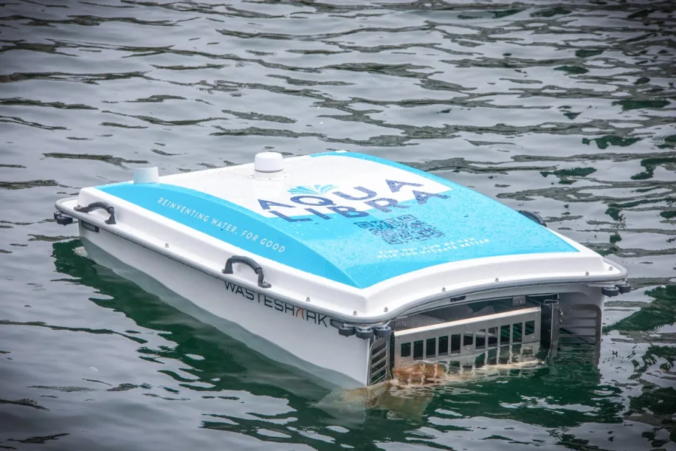 Λονδίνο: Ρομπότ «καρχαρίας» εξαφανίζει 22.700 πλαστικά μπουκάλια ημερησίως στον ποταμό Τάμεση 