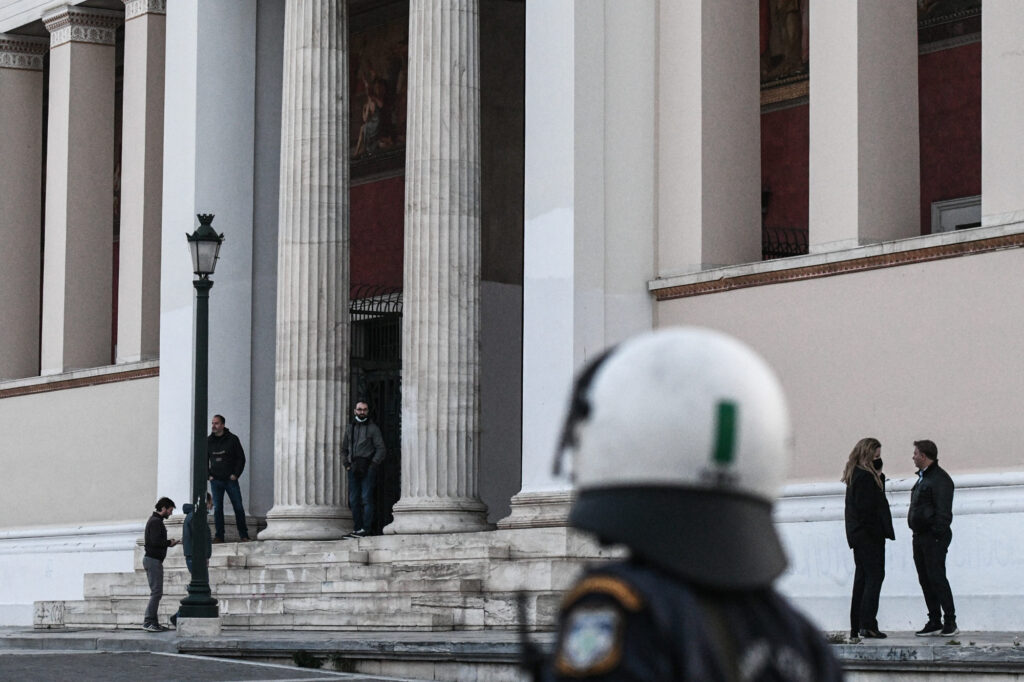 Δέκα συλλήψεις για την κατάληψη της Πρυτανείας του ΕΚΠΑ (video)