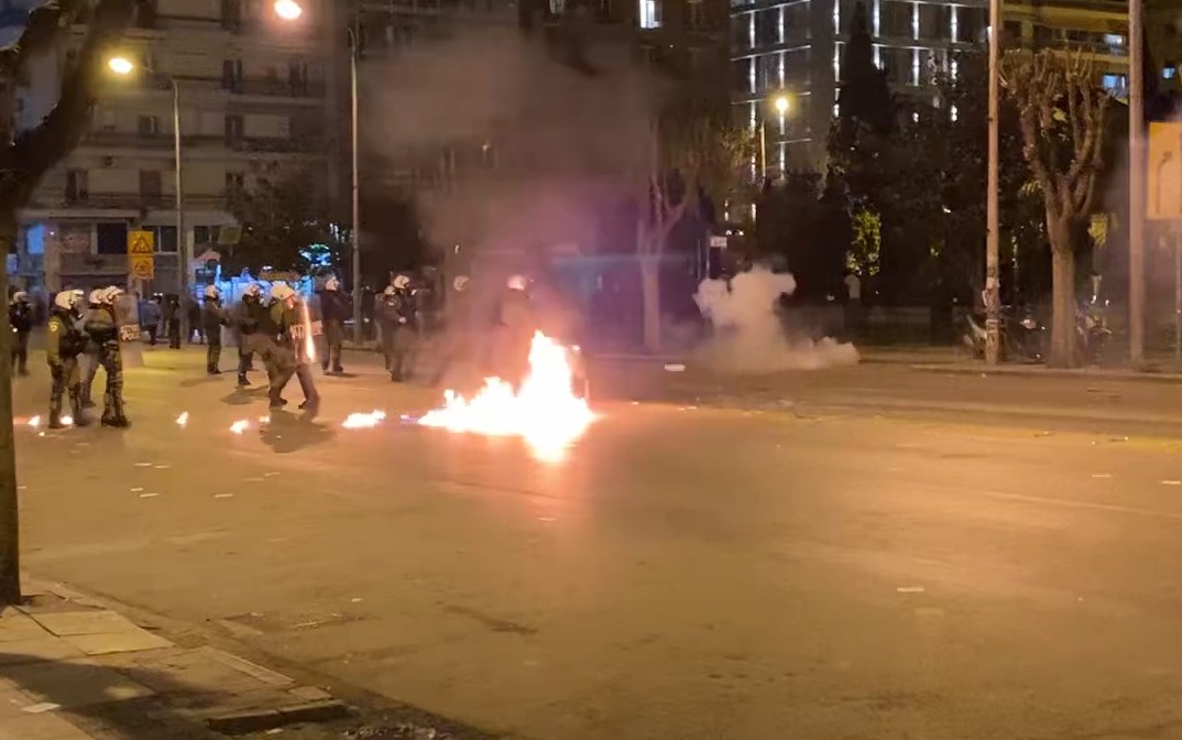 Θεσσαλονίκη: Επεισόδια μεταξύ κουκουλοφόρων και ΜΑΤ μετά το τέλος της μεγάλης πορείας για τα Τέμπη