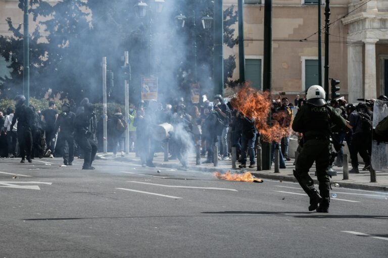 Ένταση και επεισόδια στο συλλαλητήριο στο Σύνταγμα για την εθνική τραγωδία – Πέντε συλλήψεις και 7 τραυματίες αστυνομικοί