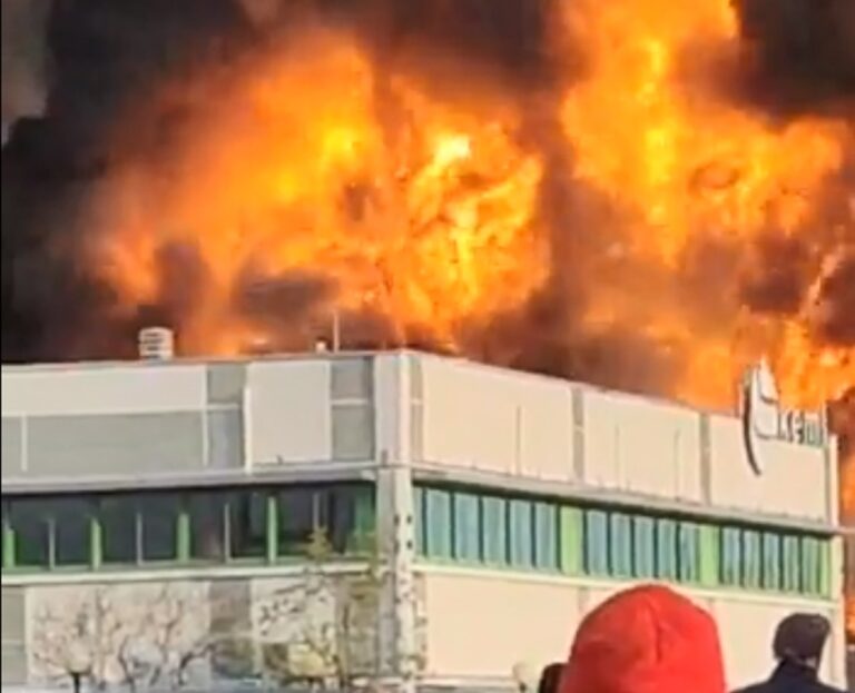 Ιταλία: Πυρκαγιά σε εργοστάσιο χημικών στην επαρχία της Νοβάρα – Σύσταση στους πολίτες να μείνουν στα σπίτια τους