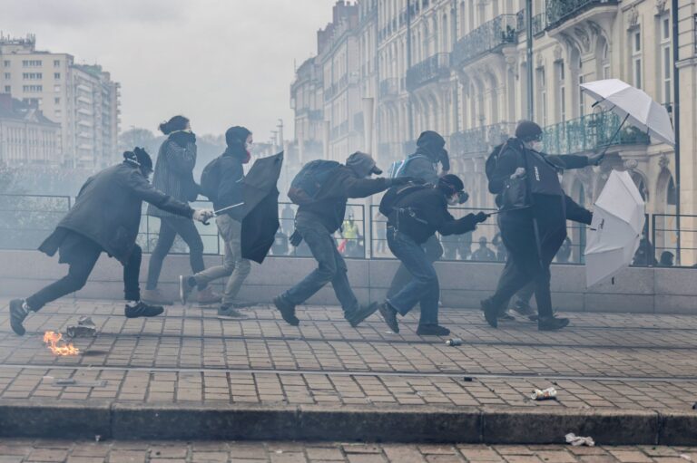 Χάος στη Γαλλία: 457 προσαγωγές και 441 τραυματισμοί αστυνομικών στην 9η μέρα διαδηλώσεων