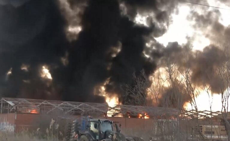Θεσσαλονίκη: Στις φλόγες εγκαταλελειμμένο εργοστάσιο στη Σίνδο – Επί τόπου η Πυροσβεστική
