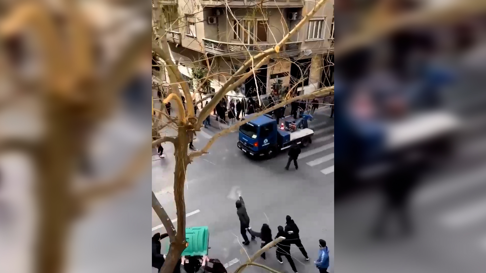 Βίντεο: Γερανός της ΕΛ.ΑΣ. πέφτει πάνω σε κάδους ανάμεσα σε διαδηλωτές