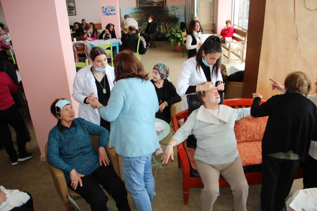 Κόκκινα τριαντάφυλλα και θεραπείες περιποίησης στις κυρίες των ΚΑΠΗ του Δήμου Χανίων