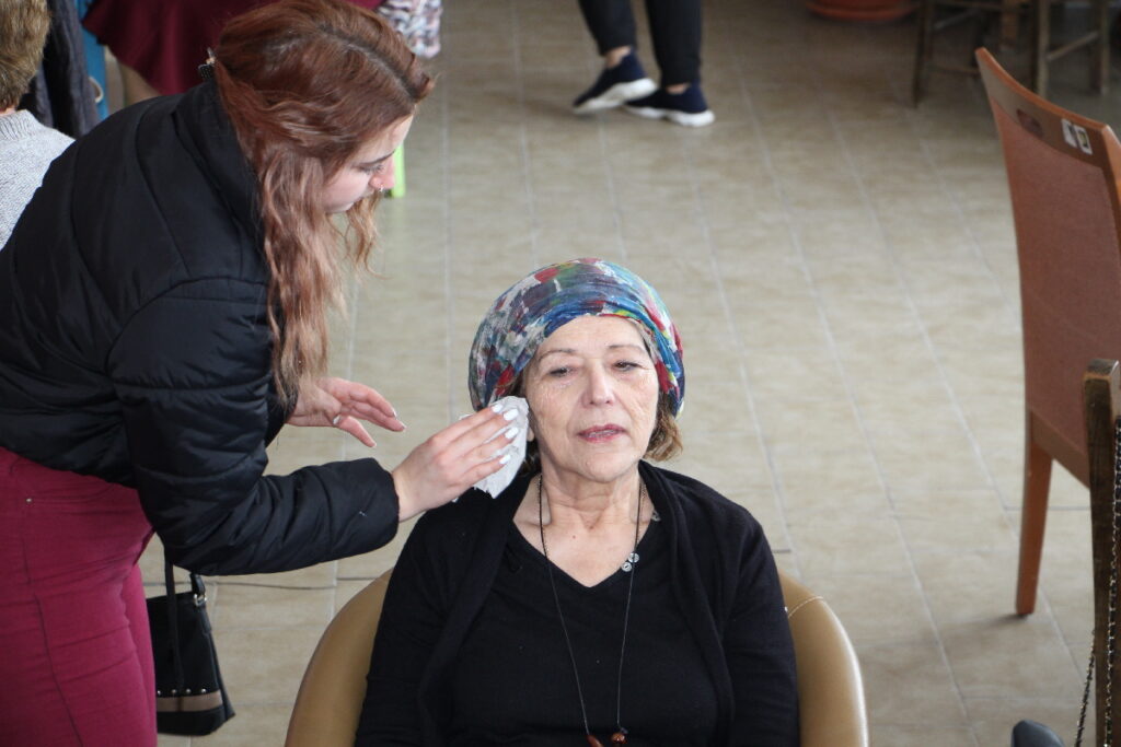 Κόκκινα τριαντάφυλλα και θεραπείες περιποίησης στις κυρίες των ΚΑΠΗ του Δήμου Χανίων