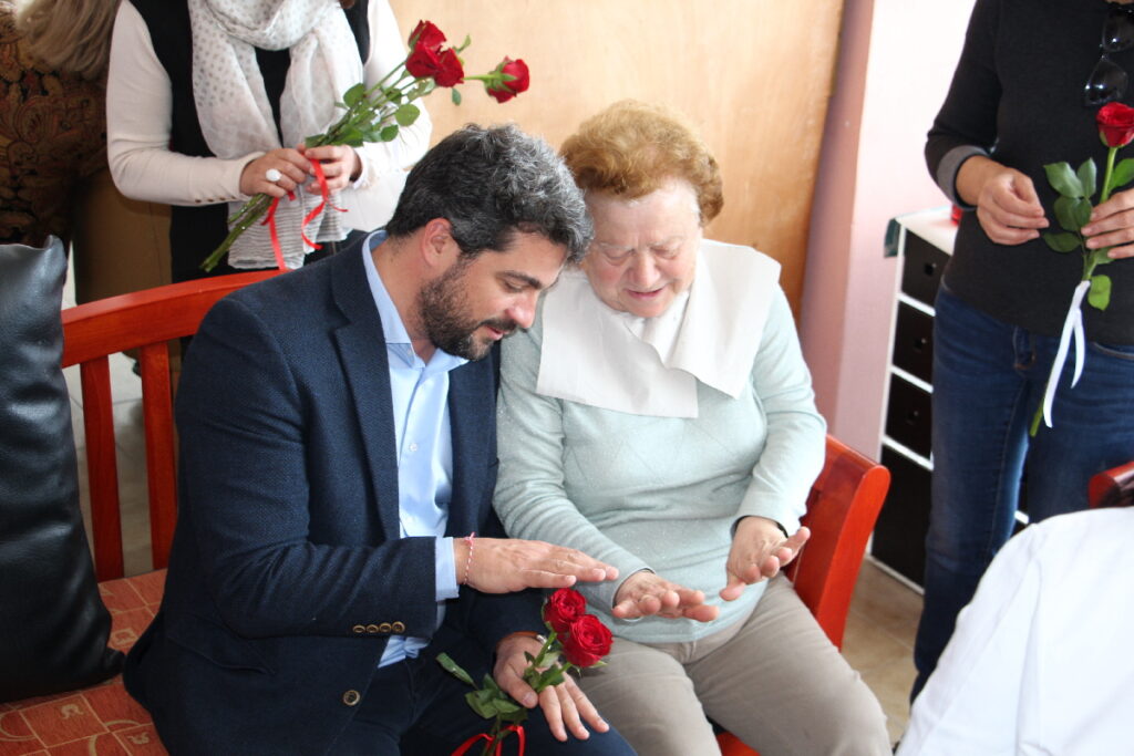 Κόκκινα τριαντάφυλλα και θεραπείες περιποίησης στις κυρίες των ΚΑΠΗ του Δήμου Χανίων