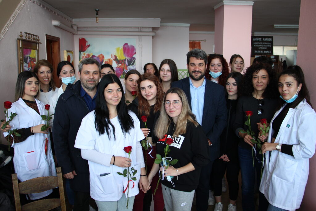 Κόκκινα τριαντάφυλλα και θεραπείες περιποίησης στις κυρίες των ΚΑΠΗ του Δήμου Χανίων