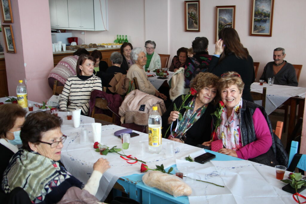 Κόκκινα τριαντάφυλλα και θεραπείες περιποίησης στις κυρίες των ΚΑΠΗ του Δήμου Χανίων