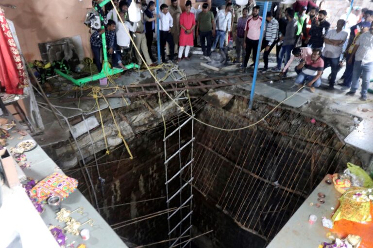 Ινδία: Κατέρρευσε το πάτωμα ινδουιστικού ναού – Τουλάχιστον 13 νεκροί