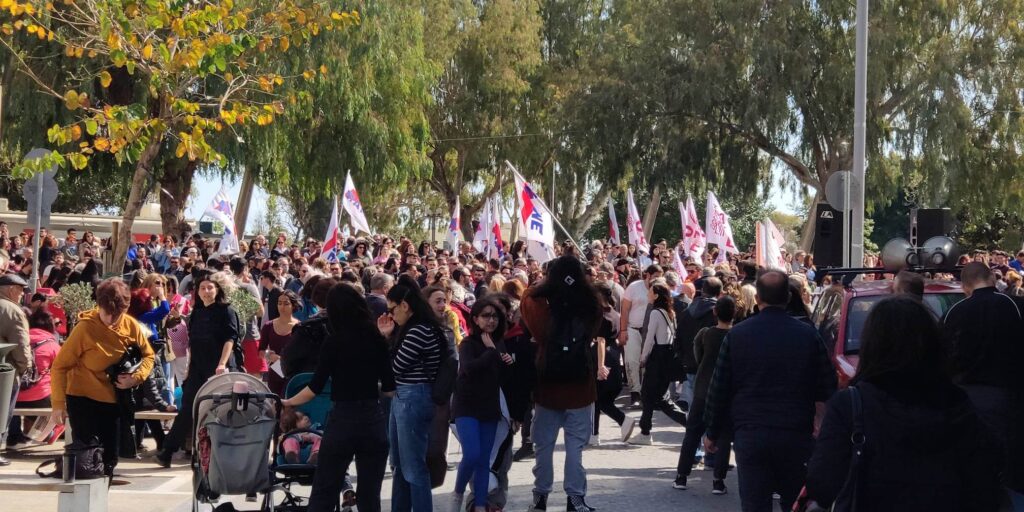 Μεγάλη συμμετοχή στην πορεία διαμαρτυρίας για το δυστύχημα των Τεμπών στο Ηράκλειο (video)