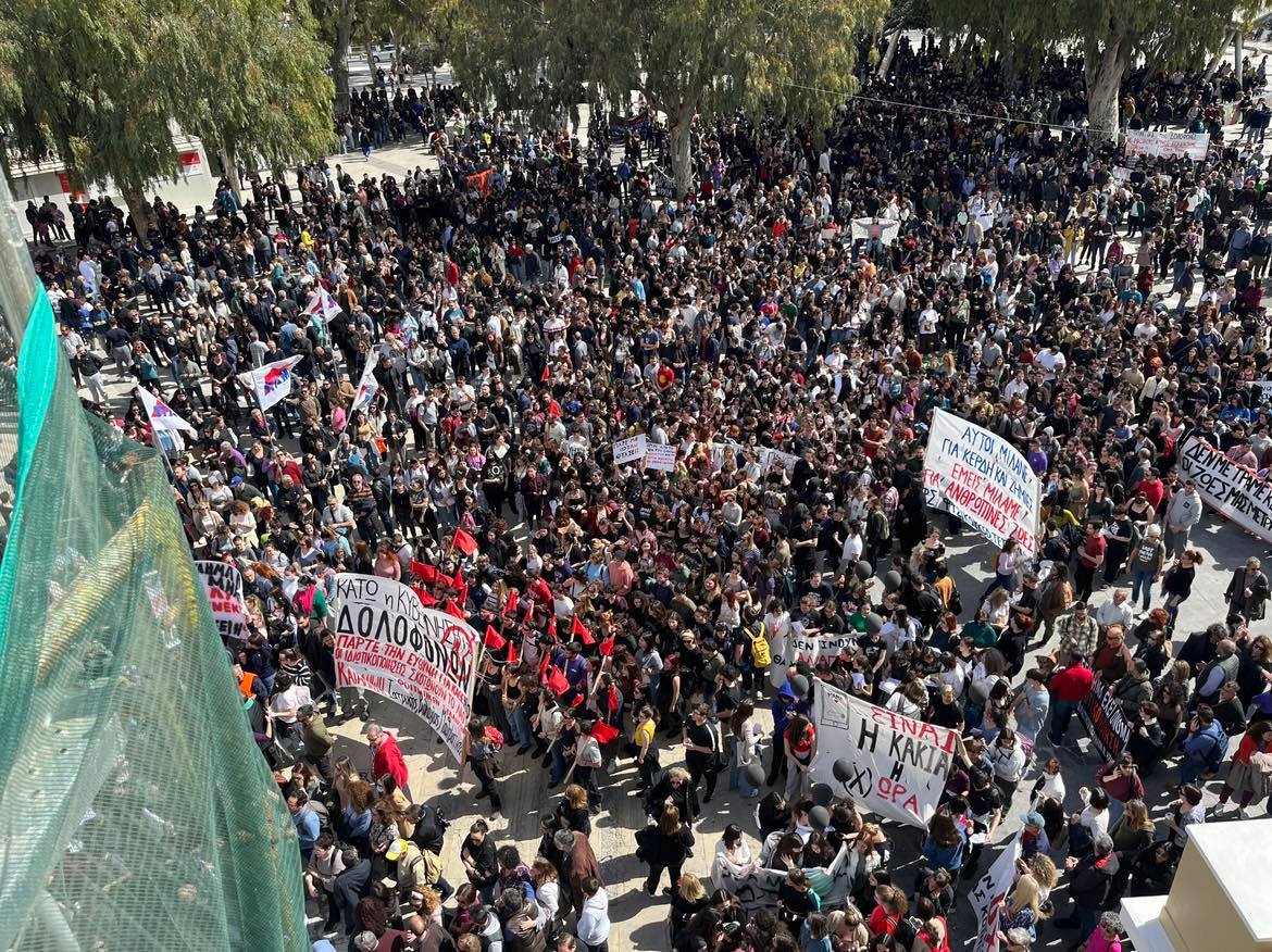 Μεγάλη συμμετοχή στην πορεία διαμαρτυρίας για το δυστύχημα των Τεμπών στο Ηράκλειο