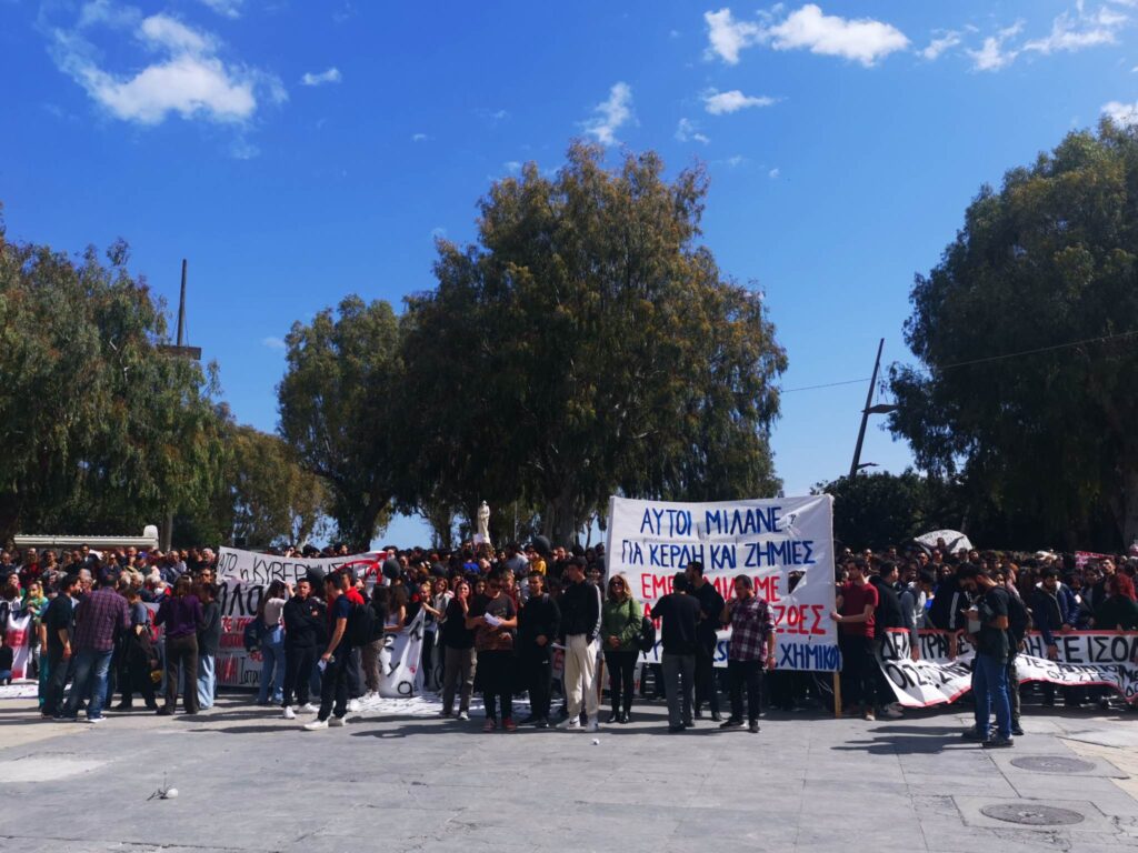 Μεγάλη συμμετοχή στην πορεία διαμαρτυρίας για το δυστύχημα των Τεμπών στο Ηράκλειο (video)