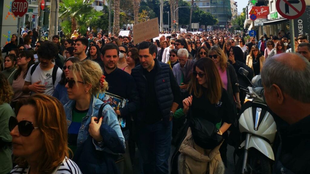 Μεγάλη συμμετοχή στην πορεία διαμαρτυρίας για το δυστύχημα των Τεμπών στο Ηράκλειο (video)