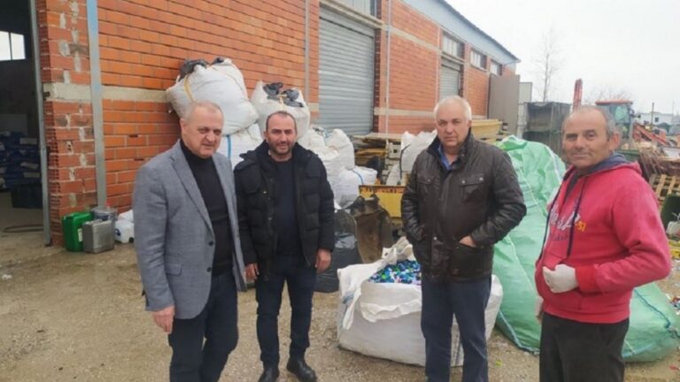Θεσσαλονίκη-Δήμος Λαγκαδά: Παρέδωσε έξι τόνους πλαστικά καπάκια για καλό σκοπό