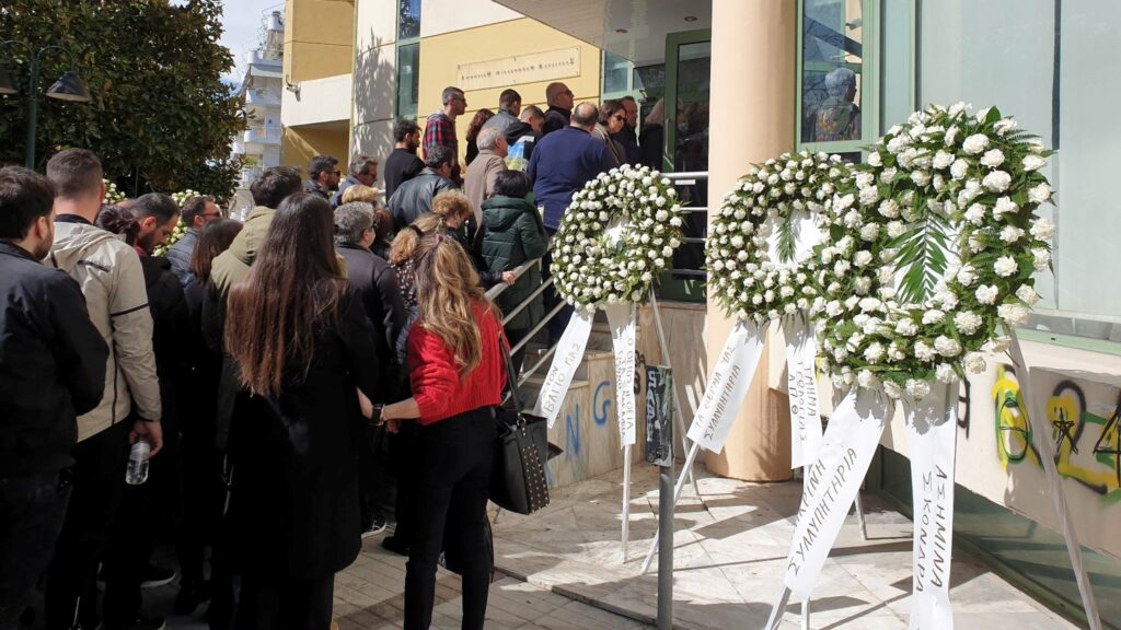 Σε κλίμα οδύνης στην Καρδίτσα η πολιτική κηδεία του B. Βλάχου παρουσία του Α. Τσίπρα