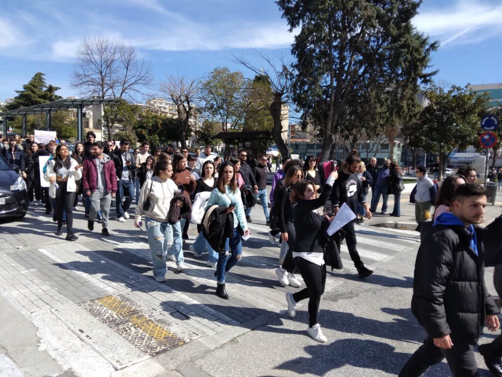 Μεγάλη συγκέντρωση και πορεία στην Καβάλα για τα θύματα της τραγωδίας στα Τέμπη